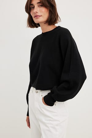 Black Round Neck Cropped Knitted Sweater